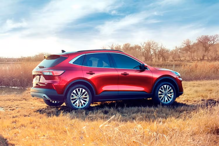 Được gọi bằng tên mã CX430, Ford Escape 7 chỗ sẽ được phát triển dựa trên cơ sở gầm bệ C2 tương tự bản 5 chỗ thông thường và Ford Bronco Sport mới ra mắt. Vì sở hữu chiều dài cơ sở lớn hơn bản 5 chỗ nên Ford Escape 7 chỗ sẽ có một số thay đổi ở thiết kế ngoại thất. Một trong những thay đổi đó là phần nóc thông thường chứ không dốc về phía sau như bản 5 chỗ.