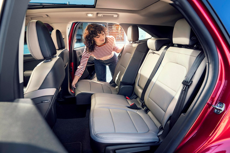 Theo tin đồn, ngoài hàng ghế thứ 3 mới, Ford Escape 2021 mới sở hữu 7 chỗ sẽ không thay đổi gì bên trong nội thất. Ngay cả hệ dẫn động của mẫu crossover 7 chỗ này cũng được giữ nguyên như bản 5 chỗ. Do đó, Ford Escape 7 chỗ dự kiến sẽ có cả phiên bản plug-in hybrid và hybrid.