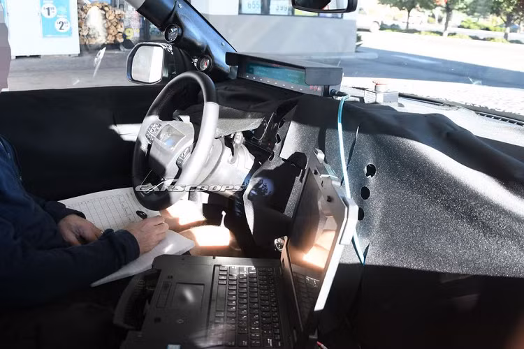 Nếu như Escape thế hệ mới mang tới cái nhìn mềm mại và uyển chuyển thì Bronco thực sự sẽ khiến bạn cảm giác như đang nhìn thấy một chiếc hộp biết đi. Điều này tạo ra bởi phần trụ D của xe được thiết kế quá đỗi vuông vức. Chắc chắn, chi tiết này sẽ gây hấp dẫn với cánh mày râu nhiều hơn là phái yếu.