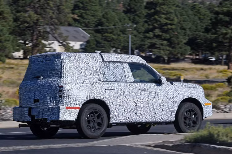 Giống như phần ngoại thất, không gian nội thất của Ford Bronco hoàn toàn mới nhiều khả năng cũng tuân theo phong cách tối giản kiểu "nhà binh". Nói như vậy không có nghĩa mẫu crossover cỡ trung này sẽ bị cắt bỏ hết các trang bị hiện đại.