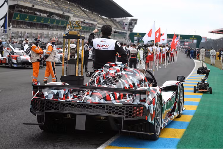 Siêu xe mới của Toyota sẽ do cựu tay đua Alex Wurz của Toyota Gazoo cầm lái. Thiết kế của Toyota GR Super Sport lấy cảm hứng từ mẫu xe đua TS050 Hybrid đã 2 lần thắng giải Le Mans.