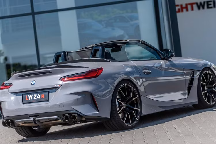 BMW Z4 R đời 2018 được trang bị vành hợp kim kích cỡ 20 inch hoặc 21 inch. Xe sử dụng bộ lốp Michelin Pilot Sport 4S.