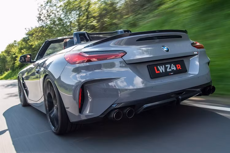 Phần đuôi xe cũng có một số chi tiết sơn đen như cánh gió và cản sau.