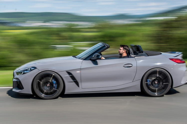 Bên cạnh những nâng cấp ngoại thất, BMW Z4 R cũng sở hữu mức hiệu năng tốt hơn. Lightweight Performance đã tinh chỉnh lại động cơ B58B30, từ đó tăng công suất lên 395 mã lực, mô-men xoắn 570 Nm, cao hơn con số 382 mã lực, 500 Nm của BMW Z4 M40i nguyên gốc.