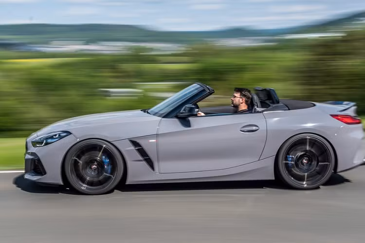 Bên cạnh những nâng cấp ngoại thất, BMW Z4 R cũng sở hữu mức hiệu năng tốt hơn. Lightweight Performance đã tinh chỉnh lại động cơ B58B30, từ đó tăng công suất lên 395 mã lực, mô-men xoắn 570 Nm, cao hơn con số 382 mã lực, 500 Nm của BMW Z4 M40i nguyên gốc.