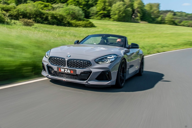 Cùng với đó, tốc độ tối đa của xe cũng tăng từ 250 km/h lên 300 km/h. Trong thời gian tới, Lightweight Performance cho biết khách hàng sẽ có thêm tùy chọn hệ thống treo khí nén tới từ Bilstein.