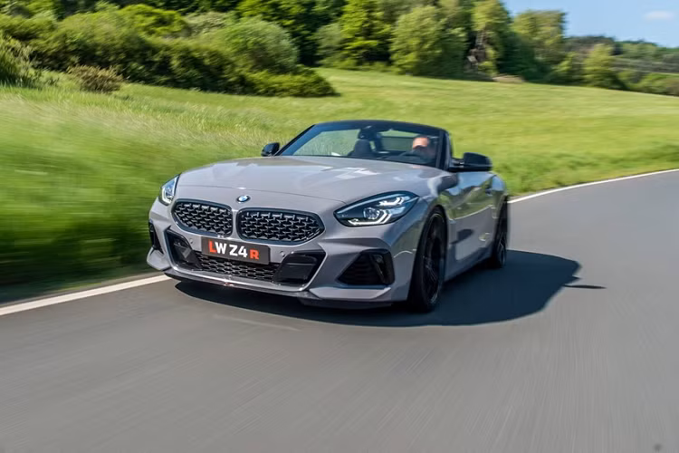 Cùng với đó, tốc độ tối đa của xe cũng tăng từ 250 km/h lên 300 km/h. Trong thời gian tới, Lightweight Performance cho biết khách hàng sẽ có thêm tùy chọn hệ thống treo khí nén tới từ Bilstein.