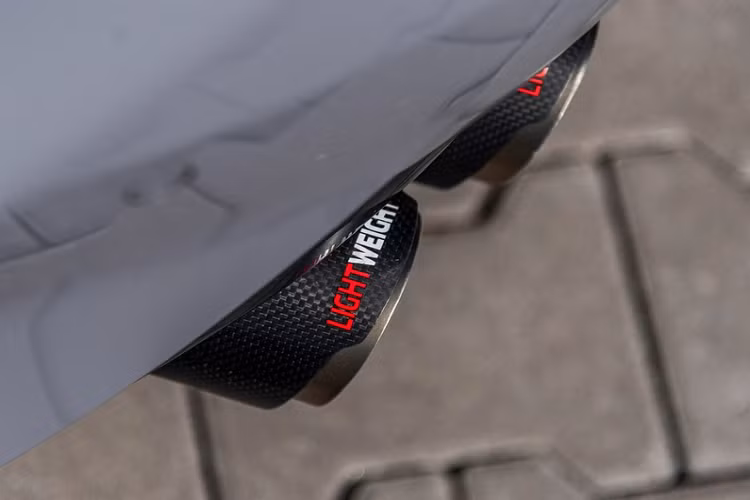 Hai ống xả ngũ giác trên phiên bản gốc được thay thế bằng 4 ống xả tròn chia đều cho mỗi bên, đi kèm tùy chọn màu sơn đen hoặc vân carbon. Trong khi đó, bộ khuếch tán gió phía sau cũng được làm từ vật liệu carbon.