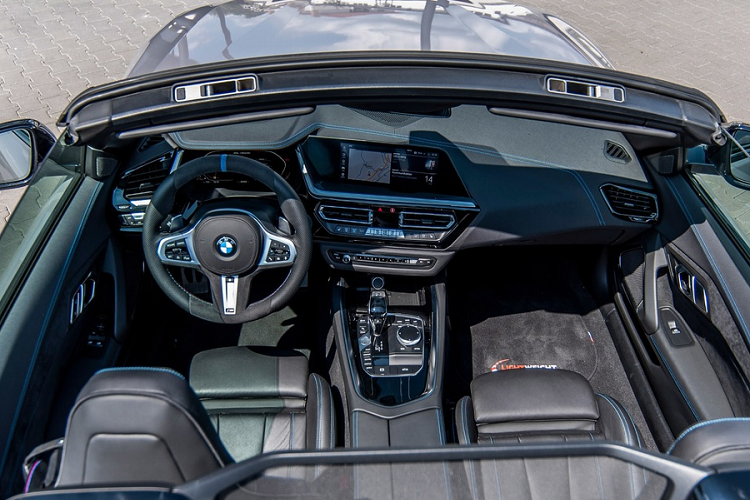 Giá xe BMW Z4 R hiện chưa được bán chính thức. Trong khi đó, phiên bản gốc BMW Z4 M40i dành cho thị trường Mỹ có giá khởi điểm 63.700 USD, tương đương khoảng 1,483 tỷ đồng.