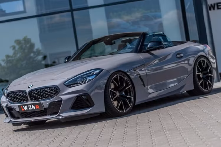 Mẫu xe thể thao BMW Z4 mui trần (G29) ra mắt từ năm 2018. Trong đó, biến thể Z4 M40i bán tại Mỹ hiện có mức hiệu năng mạnh mẽ nhất. Đây cũng là phiên bản gốc mà nhóm độ Lightweight Performance sử dụng để tùy biến, với ngoại hình và công suất động cơ được nâng cấp.