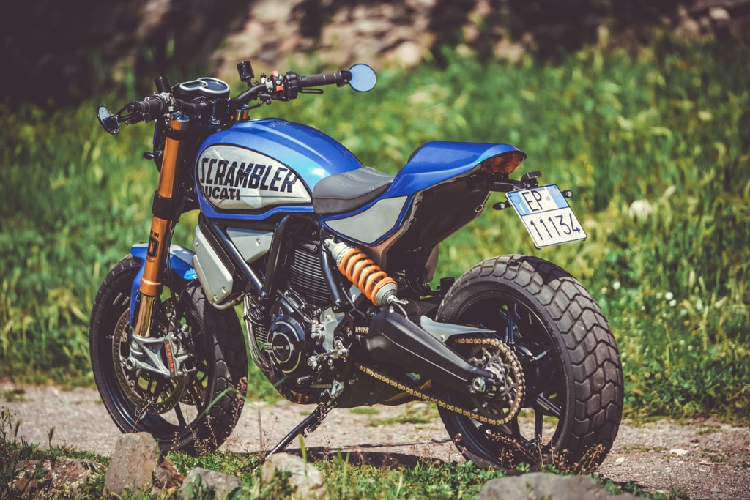 Nguyên bản Ducati Scrambler được trang bị yên đôi liền lạc từ trước ra sau, tuy nhiên chiếc xe này đã được lược bỏ phần yên phía sau. Vị trí này được thay thế bằng tấm ốp nhựa tương tự các mẫu sportbike hiện đại.