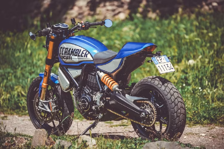 Nguyên bản Ducati Scrambler được trang bị yên đôi liền lạc từ trước ra sau, tuy nhiên chiếc xe này đã được lược bỏ phần yên phía sau. Vị trí này được thay thế bằng tấm ốp nhựa tương tự các mẫu sportbike hiện đại.