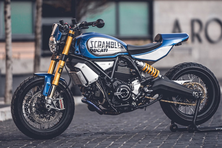 CC Racing Garage đặt tên cho bản độ này là Scrambler 1100 FT. Được biết mẫu Ducati Scrambler được sử dụng để độ lại là phiên bản Scrambler 1100 Sport. Nhìn tổng thể, hình dáng của chiếc xe trông thể thao và hiện đại hơn nhờ thay thế bộ ghi-đông thấp xuống phía dưới đến từ hãng Rizoma.