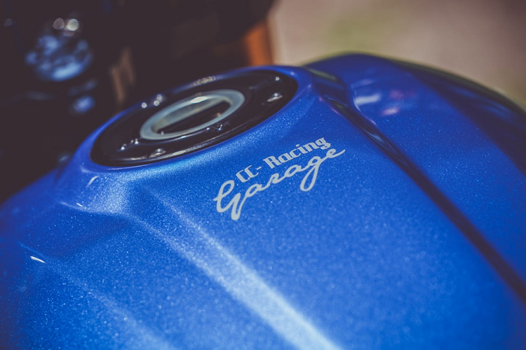 Kiểu dáng bình xăng nguyên bản của Ducati Scrambler 1100 vẫn được giữ nguyên, tuy nhiên đã được sơn lại màu xanh cùng tông màu với tổng thể xe.