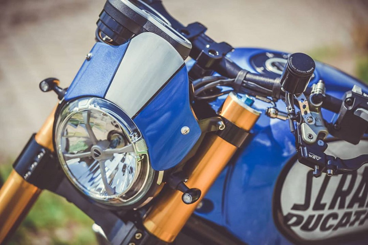 Phần đầu xe nhận được một vài thay đổi như dè chắn bùn nhỏ gọn hơn, phía trên đầu đèn được gắn thêm một tấm kính chắn gió... Chi tiết nổi bật nhất ở phía trước là cặp giảm xóc hành trình ngược USD màu vàng đồng với logo Ohlins to bản.