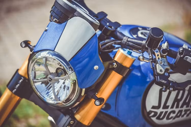 Phần đầu xe nhận được một vài thay đổi như dè chắn bùn nhỏ gọn hơn, phía trên đầu đèn được gắn thêm một tấm kính chắn gió... Chi tiết nổi bật nhất ở phía trước là cặp giảm xóc hành trình ngược USD màu vàng đồng với logo Ohlins to bản.