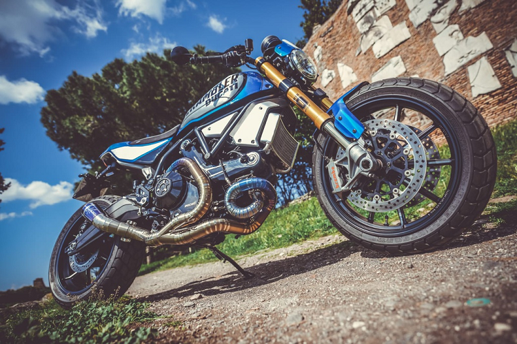 Chi tiết gây ấn tượng nhất trên bản độ Ducati Scrambler 1100 giành được chiến thắng cuộc thi năm nay là hệ thống ống xả. Phần cổ ống xả làm từ vật liệu titan với màu sắc đặc trưng, toàn bộ phần cổ này đều được làm thủ công với độ sắc nét cao.