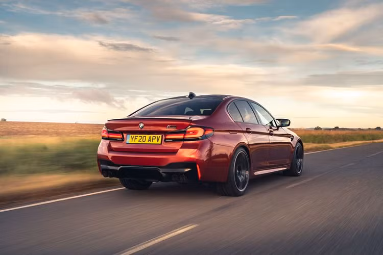 "Trái tìm" của BMW M5 2021 vẫn đến từ khối động cơ tăng áp kép V8 4.4L sản sinh công suất 592 mã lực và mô-men xoắn cực đại 750Nm. Kết hợp với hộp số tự động tám cấp và hệ dẫn động bốn bánh toàn thời gian thiên cầu sau với các chế độ 2WD, 4WD và 4WD Sport, M5 có thể tăng tốc từ 0 - 100 km/h chỉ trong 3,4 giây 