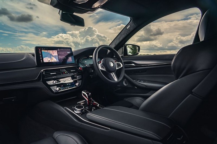 Bọc nội thất và bảng điều khiển trung tâm được nâng cấp với hai nút bấm chiếu sáng mới giúp lái xe dễ dàng truy cập vào các cài đặt xe và chế độ lái M thể thao. 