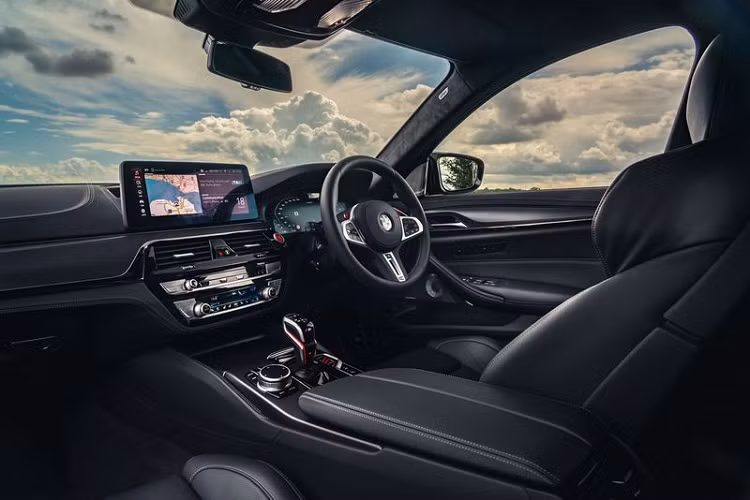 Bọc nội thất và bảng điều khiển trung tâm được nâng cấp với hai nút bấm chiếu sáng mới giúp lái xe dễ dàng truy cập vào các cài đặt xe và chế độ lái M thể thao. 