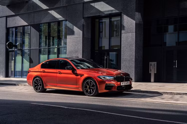 Phiên bản hiệu suất cao của BMW 5-Series thế hệ mới được trang bị các bộ giảm xóc ấn tượng hơn, bộ khuếch tán phía sau nâng cấp và đèn hậu mới mang hiệu ứng 3D. Những thay đổi kể trên tương đối nhỏ nhưng cũng đủ để "tút tát nhan sắc" cho siêu sedan Đức. 