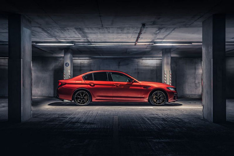 Phiên bản BMW M5 Competition sẽ mạnh mẽ hơn với công suất 617 mã lực và mô-men xoắn cực đại 750Nm, giúp xe chạy nước rút chỉ trong 3,3 giây. Khác biệt về sức mạnh nhưng cả hai chiếc xe đều có tốc độ tối đa 250 km/h, nếu cài đặt thêm tùy chọn M Driver thì giới hạn vận tốc cực đại sẽ được tăng lên 305 km/h. Mọi chiếc M5 mới đều sử dụng hộp số tự động 8 cấp và hệ dẫn động 4 bánh 3 chế độ: 2WD, 4WD và 4WD Sport. 