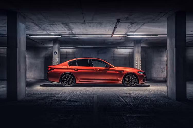 Phiên bản BMW M5 Competition sẽ mạnh mẽ hơn với công suất 617 mã lực và mô-men xoắn cực đại 750Nm, giúp xe chạy nước rút chỉ trong 3,3 giây. Khác biệt về sức mạnh nhưng cả hai chiếc xe đều có tốc độ tối đa 250 km/h, nếu cài đặt thêm tùy chọn M Driver thì giới hạn vận tốc cực đại sẽ được tăng lên 305 km/h. Mọi chiếc M5 mới đều sử dụng hộp số tự động 8 cấp và hệ dẫn động 4 bánh 3 chế độ: 2WD, 4WD và 4WD Sport. 