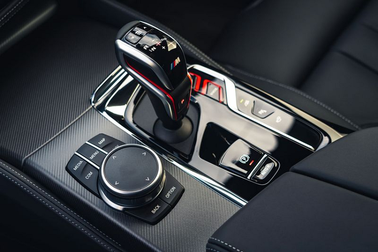 Khoang cabin của chiếc BMW M5 Competition 2021 trong bài viết này trông đặc biệt ấn tượng nhờ bọc da đen bóng thời trang, kết hợp cùng các điểm nhấn bằng sợi carbon. 