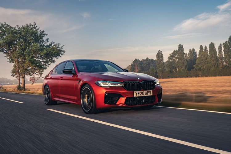 So với bản tiền nhiệm, BMW M5 2021 mới được tân trang kiểu dáng, với lưới tản nhiệt mới, đèn pha được tái thiết kế và cản va mạnh mẽ hơn.