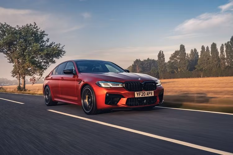 So với bản tiền nhiệm, BMW M5 2021 mới được tân trang kiểu dáng, với lưới tản nhiệt mới, đèn pha được tái thiết kế và cản va mạnh mẽ hơn.