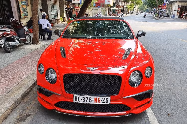 Mẫu xe Bentley Continental Supersports Convertible Series-2 trong bài viết thuộc phiên bản 2018 và sở hữu trên mình bộ cánh màu đỏ cực kỳ nổi bật. Dù về nước đã một thời gian nhưng số lần xuất hiện trên phố của siêu phẩm này lại khá ít ỏi.