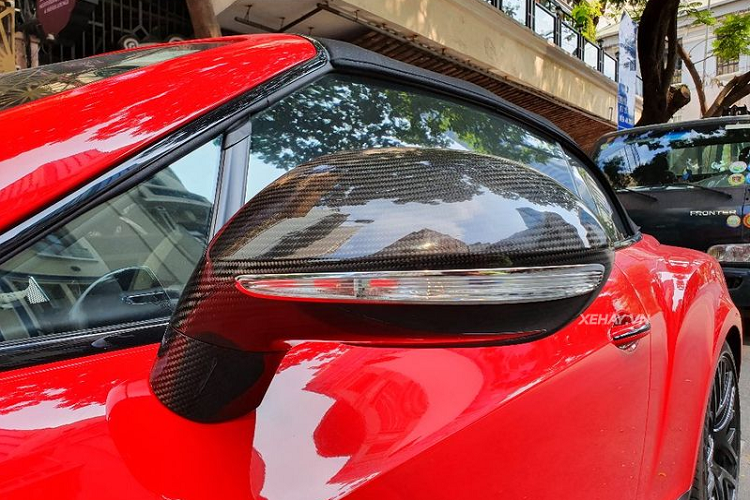 Trên Continental Supersports Convertible Series-2, Bentley trang bị rất nhiều chi tiết được làm bằng sợi carbon thể thao. Điều này ngoài giúp gia tăng tính thẩm mỹ cho xe còn mang tới ý nghĩa đáng kể trong việc "giảm cân", tối ưu hoá tính khí động học khi tăng tốc.