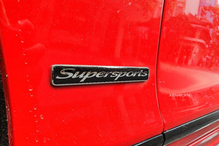 Về thiết kế tổng thể, Bentley Continental Supersports Convertible Series-2 vẫn mang đậm hơi hướng kiểu dáng từ thế hệ trước. Tuy nhiên, các đường nét thiết kế chi tiết đã được đội ngũ kỹ sư của Bentley chăm chút kỹ càng hơn, từ đó cho ra cái nhìn dứt khoát, mạnh mẽ và hiện đại hơn hẳn.