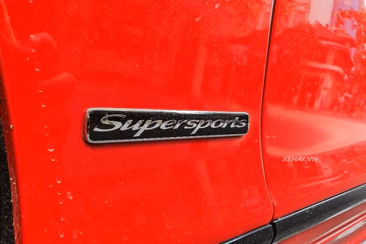 Về thiết kế tổng thể, Bentley Continental Supersports Convertible Series-2 vẫn mang đậm hơi hướng kiểu dáng từ thế hệ trước. Tuy nhiên, các đường nét thiết kế chi tiết đã được đội ngũ kỹ sư của Bentley chăm chút kỹ càng hơn, từ đó cho ra cái nhìn dứt khoát, mạnh mẽ và hiện đại hơn hẳn.