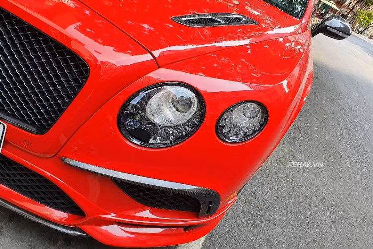 Toàn bộ các chi tiết như mặt ca-lăng, lưới tản nhiệt và khe hút gió ở phần đầu xe đều được làm dạng tổ ong với màu sơn đen huyền bí. "Cặp mắt" LED hình tròn đặc trưng vẫn là điểm nhấn nhận dạng của các mẫu xe Anh Quốc.