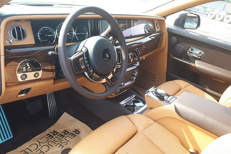 Sức mạnh được truyền xuống bốn bánh thông qua hộp số tự động 8 cấp. Nhờ đó, siêu sang Phantom có thời gian tăng tốc từ 0–100 km/h trong khoảng thời gian 5,3 giây, trước khi đạt tốc độ tối đa giới hạn ở mức 250 km/h. Động cơ V12 cũng là lựa chọn động cơ duy nhất trên tất cả các dòng xe của Rolls-Royce, đây là một yếu tố then chốt quyết định đến độ êm ái khi vận hành trên bất kỳ mẫu xe Rolls-Royce nào.