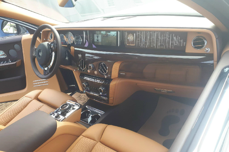 Rolls-Royce Phantom được mệnh danh là mẫu xe yên tĩnh hàng đầu trên thế giới, Phantom VIII sử dụng nền tảng khung gầm hợp kim nhôm “Architecture of Luxury’’ mới chung với “người anh em” Cullinan. Đi kèm với nhiều vật liệu cách âm tiên tiến và bộ lốp Silent-Seal được hãng Continental “thửa’’ riêng, nhờ đó Phantom VIII giảm 9db tiếng ồn lọt vào bên trong cabin so với thế hệ trước. Có thể nói, khi 4 cánh cửa của Phantom VIII đóng lại thì nội thất của xe sẽ tách biệt hoàn toàn với thế giới bên ngoài, đảm bảo sự riêng tư tối đa cho chủ nhân.