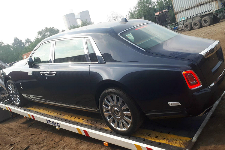 So với phiên bản tiêu chuẩn, phiên bản EWB có chiều dài cơ sở đạt 3.772mm (tăng +220 mm) nhằm cải thiện không gian nội thất thêm rộng rãi hơn cho các ông chủ. Vì thế, Rolls-Royce Phantom EWB có chiều dài tổng thể lên đến 5.982mm và khiến nó trông như “biệt thự di động’’ đồ sộ lướt đi trên phố.