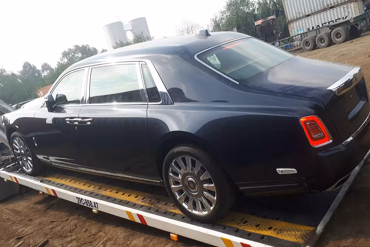 So với phiên bản tiêu chuẩn, phiên bản EWB có chiều dài cơ sở đạt 3.772mm (tăng +220 mm) nhằm cải thiện không gian nội thất thêm rộng rãi hơn cho các ông chủ. Vì thế, Rolls-Royce Phantom EWB có chiều dài tổng thể lên đến 5.982mm và khiến nó trông như “biệt thự di động’’ đồ sộ lướt đi trên phố.