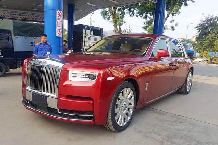Hiện chưa rõ mức giá xe Rolls-Royce Phantom VIII EWB mới tại Việt Nam. Chỉ biết rằng, mức giá chính hãng của Rolls-Royce Phantom VIII giao động từ khoảng 46 tỷ đồng cho bản Tiêu chuẩn và 54 tỷ đồng cho bản EWB. Đấy là chưa kể thêm các trang bị tùy chọn “bespoke” đắt đỏ đi kèm. Trước đó, đã có một chiếc Rolls-Royce Phantom VIII cũng thuộc phiên bản EWB được đưa về nước có giá sau thuế lên đến 70 tỷ đồng.