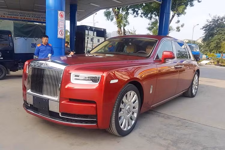 Hiện chưa rõ mức giá xe Rolls-Royce Phantom VIII EWB mới tại Việt Nam. Chỉ biết rằng, mức giá chính hãng của Rolls-Royce Phantom VIII giao động từ khoảng 46 tỷ đồng cho bản Tiêu chuẩn và 54 tỷ đồng cho bản EWB. Đấy là chưa kể thêm các trang bị tùy chọn “bespoke” đắt đỏ đi kèm. Trước đó, đã có một chiếc Rolls-Royce Phantom VIII cũng thuộc phiên bản EWB được đưa về nước có giá sau thuế lên đến 70 tỷ đồng.