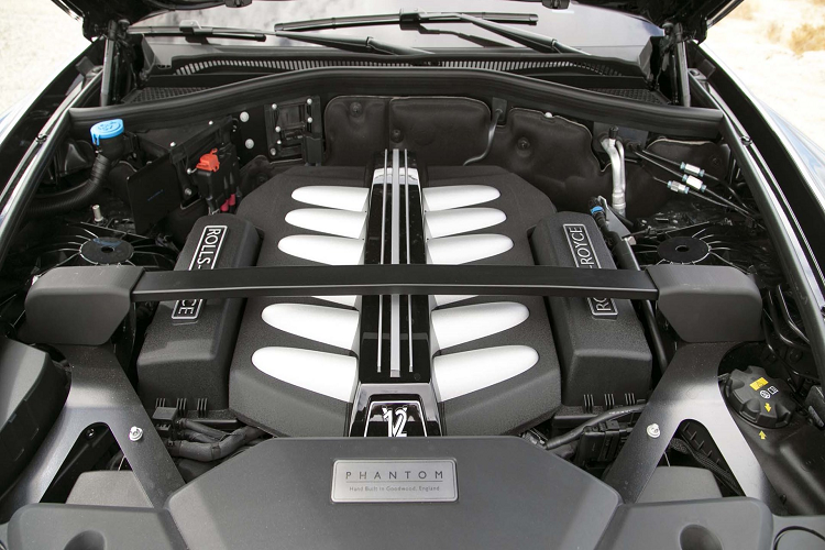 Dưới nắp ca-pô của Rolls-Royce Phantom VIII vẫn là khối động cơ xăng V12 quen thuộc được lắp ráp bằng tay, mang dung tích lên đến 6.75L, sử dụng kết hợp với hệ thống tăng áp kép (twin-turbocharged), mã động cơ N74B68, cho công suất tối đa 563 mã lực và mô-men xoắn cực đại lên đến 900Nm. 