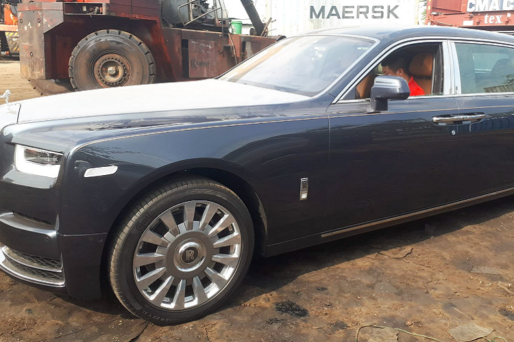 So với thế hệ cũ, số lượng xe Rolls-Royce Phantom thế hệ thứ 8 (VIII) tại Việt Nam được đưa về với số lượng hạn chế. Hiện tại số lượng xe Phantom VIII về nước chỉ đếm trên đầu ngón tay, vì mức giá sau thuế cực kỳ đắt đỏ do dòng xe Rolls-Royce Phantom với dung tích động cơ 6.75L được áp “kịch khung” thuế TTĐB với thuế suất lên đến 150%.