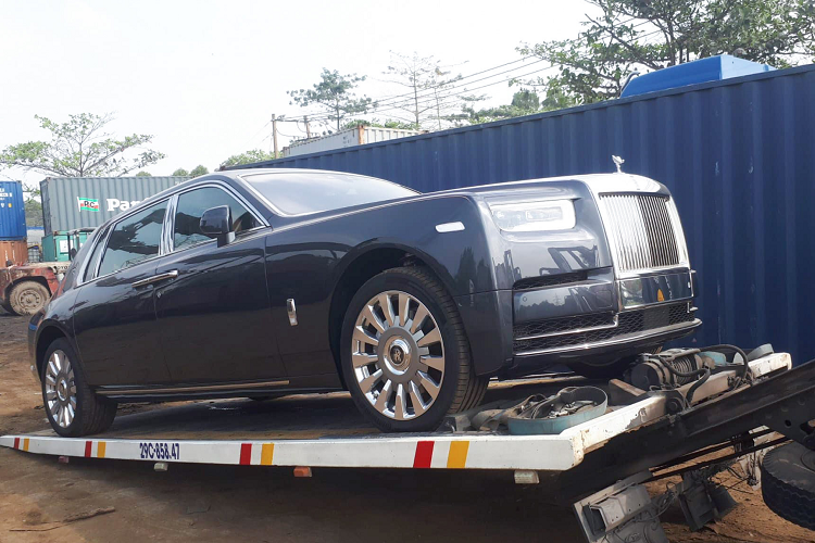 Bước sang thế hệ mới, Rolls-Royce Phantom VIII mới vẫn duy trì tổng thể hình dáng uy nghiêm tương tự thế hệ trước, nhưng có một số điểm mới thay đổi như đèn pha sử dụng công nghệ Laser tích hợp đèn LED, lưới tản nhiệt “Pantheon’’ có kích cỡ lớn hơn, logo Thiếu Phụ Bay “Spirit of Ecstasy’’ đặc trưng của thương hiệu.