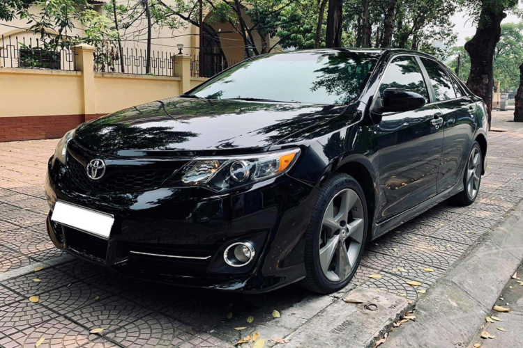 Tại thời điểm năm 2012, giá xe Toyota Camry SE sau thuế có mức bán ra không dưới 1,7 tỷ đồng, khoảng 85.000 USD tại thời điểm đó. Đắt hơn 500 triệu đồng so với Camry phân phối chính hãng tại thời điểm đó (từ 999 triệu - 1,292 tỷ đồng).