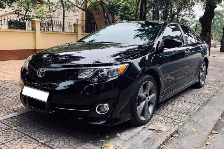 Tại thời điểm năm 2012, giá xe Toyota Camry SE sau thuế có mức bán ra không dưới 1,7 tỷ đồng, khoảng 85.000 USD tại thời điểm đó. Đắt hơn 500 triệu đồng so với Camry phân phối chính hãng tại thời điểm đó (từ 999 triệu - 1,292 tỷ đồng).