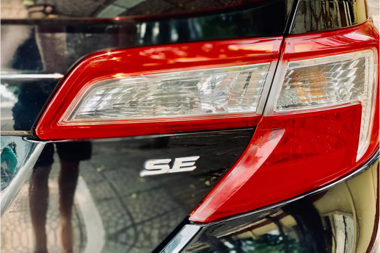Chiếc xe sedan Toyota Camry 2.5 SE đời 2012 trong bài viết này được nhập nguyên chiếc từ Mỹ, sau 8 năm sử dụng nó được một chủ nhân tại Hải Phòng chào bán lại với mức hơn 800 triệu đồng, tương đương giá bán một chiếc Toyota Corolla Cross 2020 mới hay Mazda3 đời 2020.