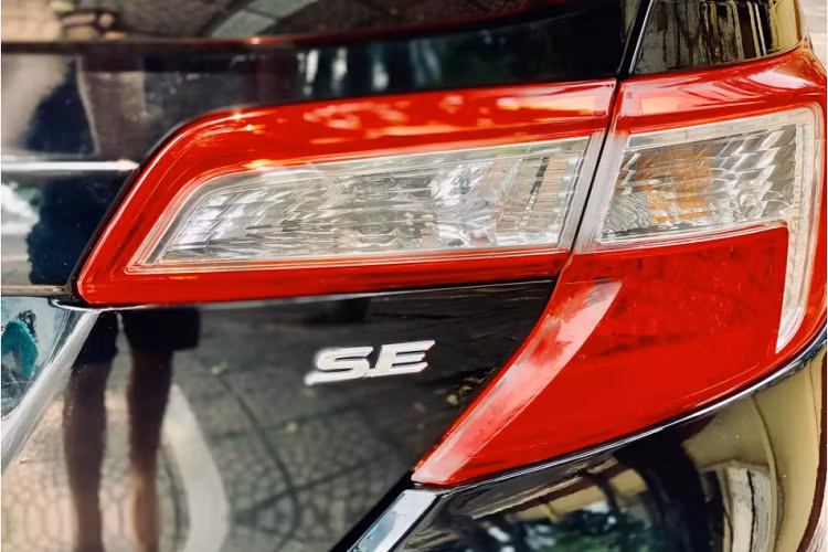 Chiếc xe sedan Toyota Camry 2.5 SE đời 2012 trong bài viết này được nhập nguyên chiếc từ Mỹ, sau 8 năm sử dụng nó được một chủ nhân tại Hải Phòng chào bán lại với mức hơn 800 triệu đồng, tương đương giá bán một chiếc Toyota Corolla Cross 2020 mới hay Mazda3 đời 2020.