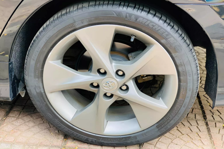 Tổng thể chiếc sedan hạng D đi kèm với “dàn chân” lắp bộ mâm 18 inch, hệ thống treo của phiên bản này được điều chỉnh thiên hướng thể thao cứng vững hơn với lò xo cứng hơn và giảm xóc chắc chắn hơn, điều này “hy sinh” đi một chút sự thoải mái so với các phiên bản như LE.