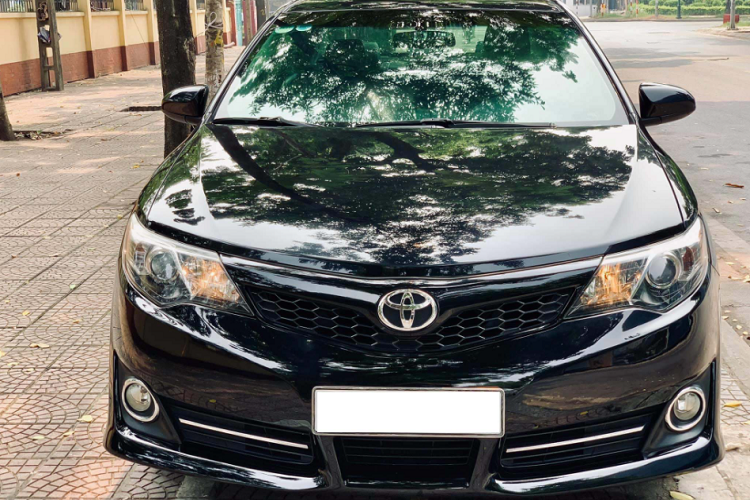 Sau gần 10 năm kể từ khi được ra mắt, Camry SE mang ngoại hình không có cảm giác bị “lỗi thời”. Phần đầu Camry SE 2012 thế hệ thứ 7 nổi bật với cản trước thiết kế thể thao với ba hốc hút gió tách biệt không lẫn vào đâu được của phiên bản SE, ngoài mang tinh thần thể thao, thiết kế này còn mang đậm tính khí động học.